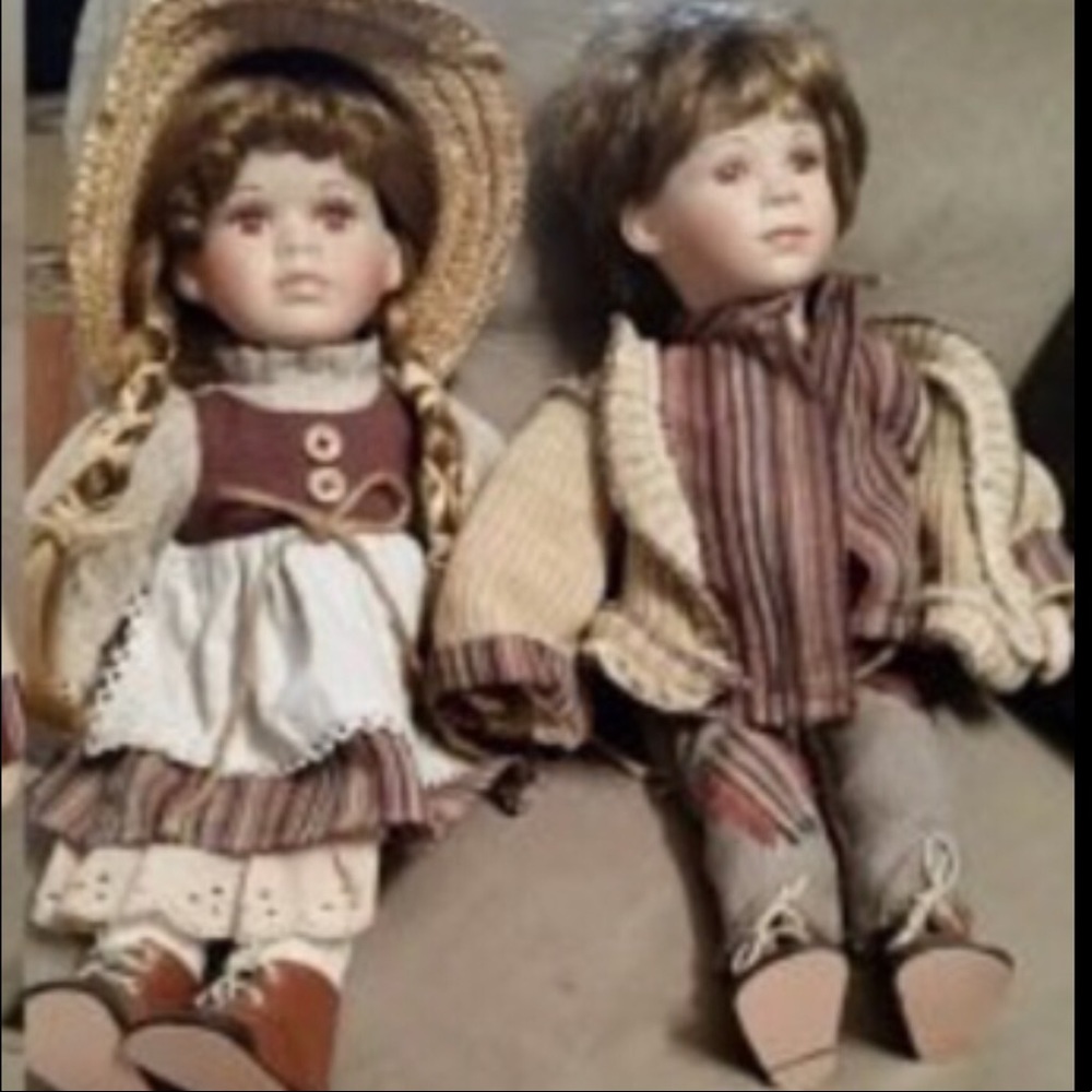 Leonardo collectors fully dressed porcelain dolls